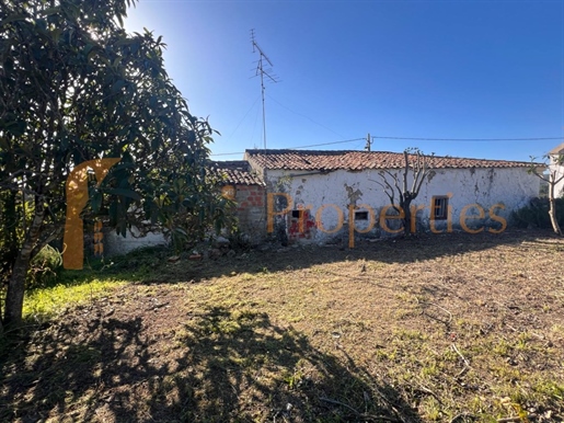 Oud huis om te herstellen en uit te breiden in de buurt van Santa Barbara de Nexe. Rp1949v