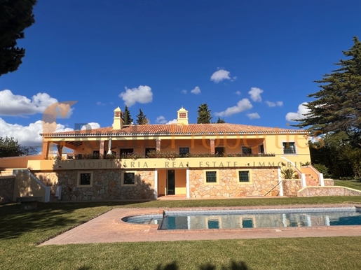 Charming five bedroom villa with swimming pool and sea view close to Vilamoura. Rp1869v