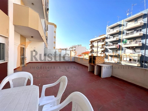 Fantastique appartement de deux chambres avec une grande terrasse près de la plage de Quarteira! Rp1