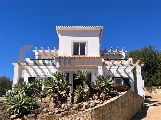 Family villa with three bedrooms and pool in the hills near Vilamoura. Rp1927v