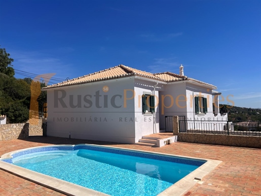 Family villa with 4 bedrooms and pool in the hills near Vilamoura. Rp1927v