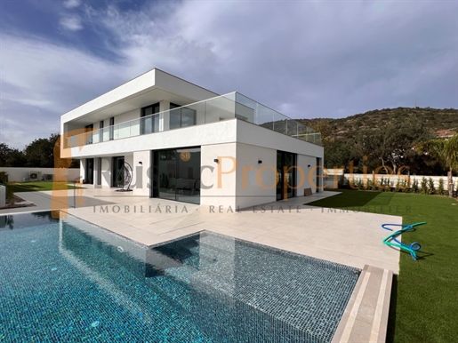 Exceptional Brand new four bedroom modern villa under finishing in Central Algarve! Rp1852v