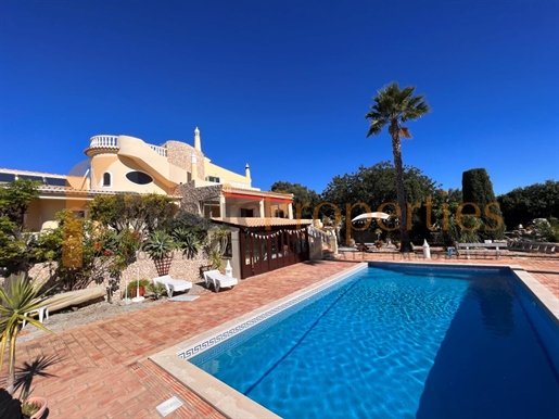 Countryside five bedroom villa with several annexes and magnificent views near Loule. Rp1935v