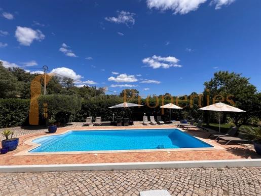 Élégante villa de quatre chambres avec piscine à São Brás de Alportel. Rp1737v