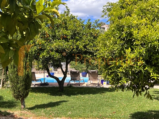 Elegante moradia V4 com piscina em São Brás de Alportel. Rp1737v