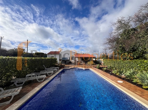 Villa typique rénovée de 4 chambres avec piscine à São Brás de Alportel. Rp1945v