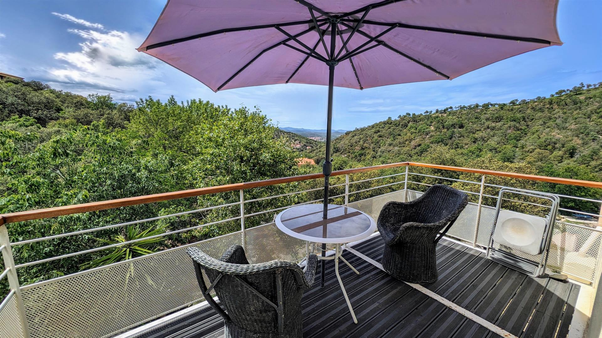 Superb villa with incredible view of the heights of Boulou