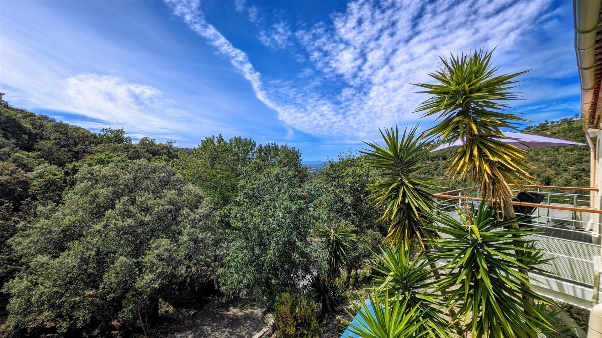 Superb villa with incredible view of the heights of Boulou