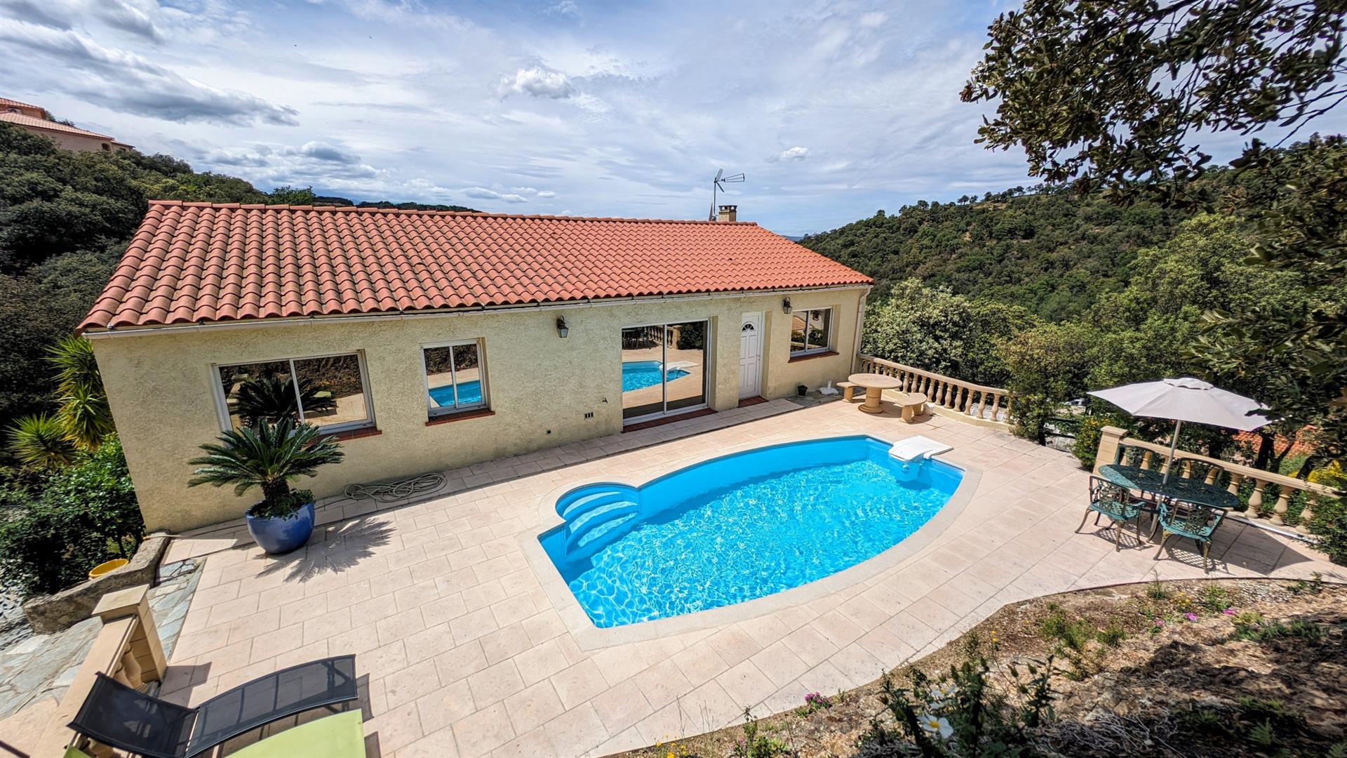 Superb villa with incredible view of the heights of Boulou
