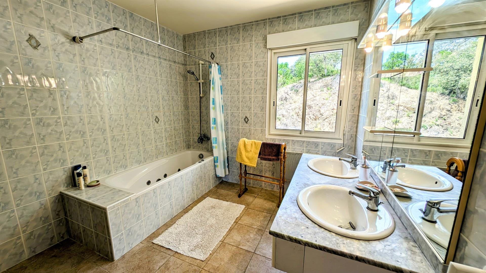 Superb villa with incredible view of the heights of Boulou