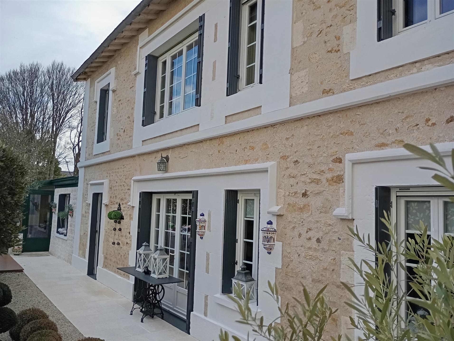 Imaculada e moderna casa histórica com anexo, garagem e pequeno jardim murado 