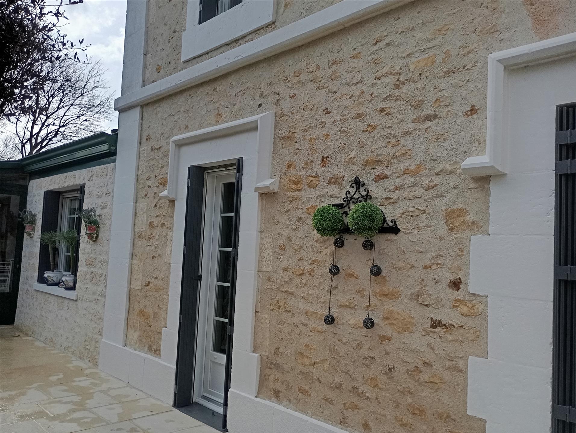 Imaculada e moderna casa histórica com anexo, garagem e pequeno jardim murado 