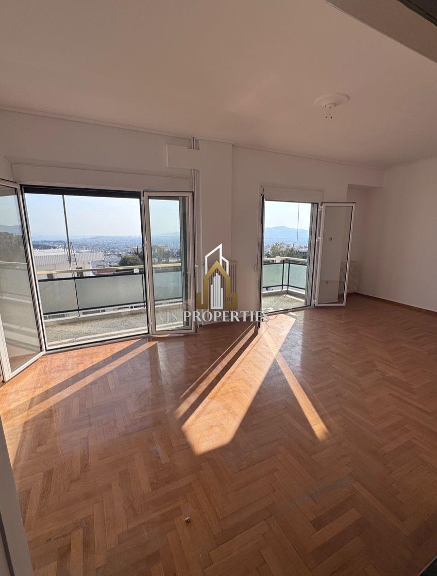 Renovated Apartment In Attiko Alsos Athens