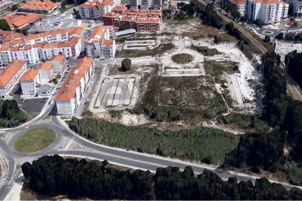 Land for development, with 22 lots, for the construction of 223 apartments, 17 stores and commercial
