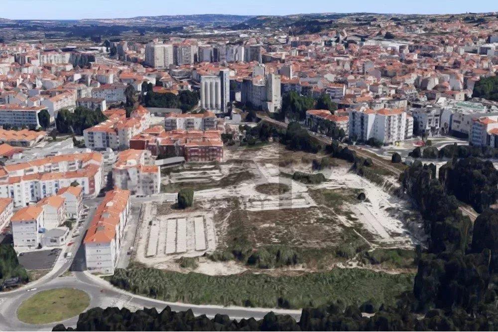 Land for development, with 22 lots, for the construction of 223 apartments, 17 stores and commercial