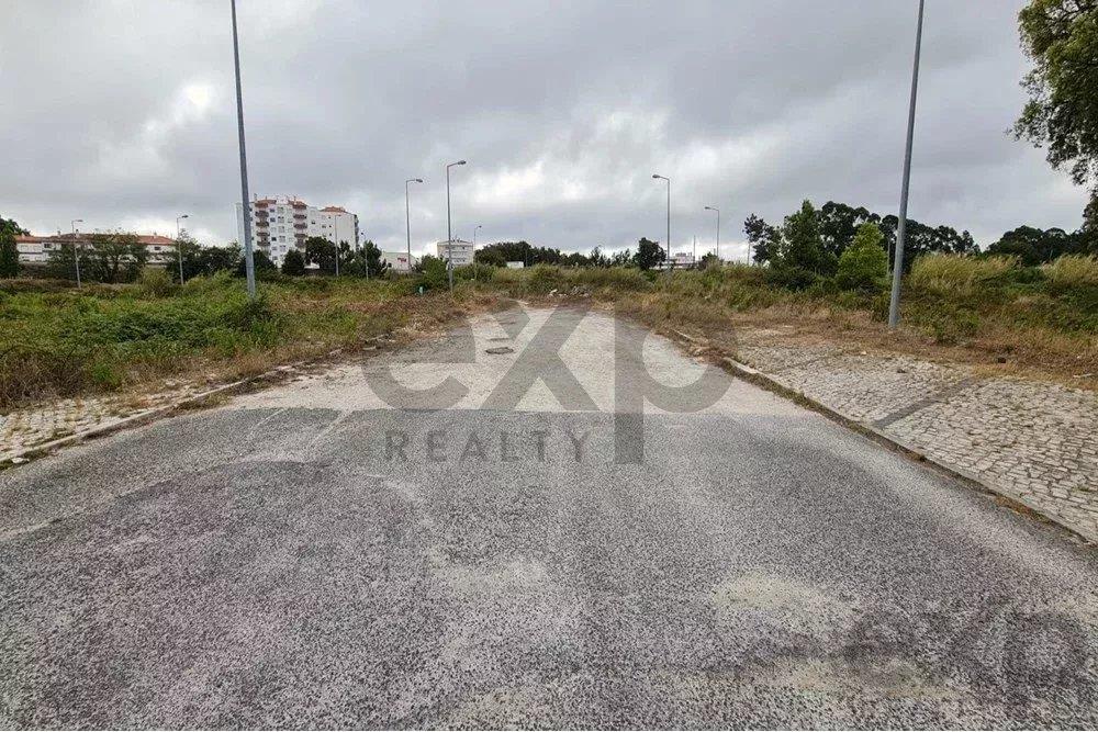 Land for development, with 22 lots, for the construction of 223 apartments, 17 stores and commercial