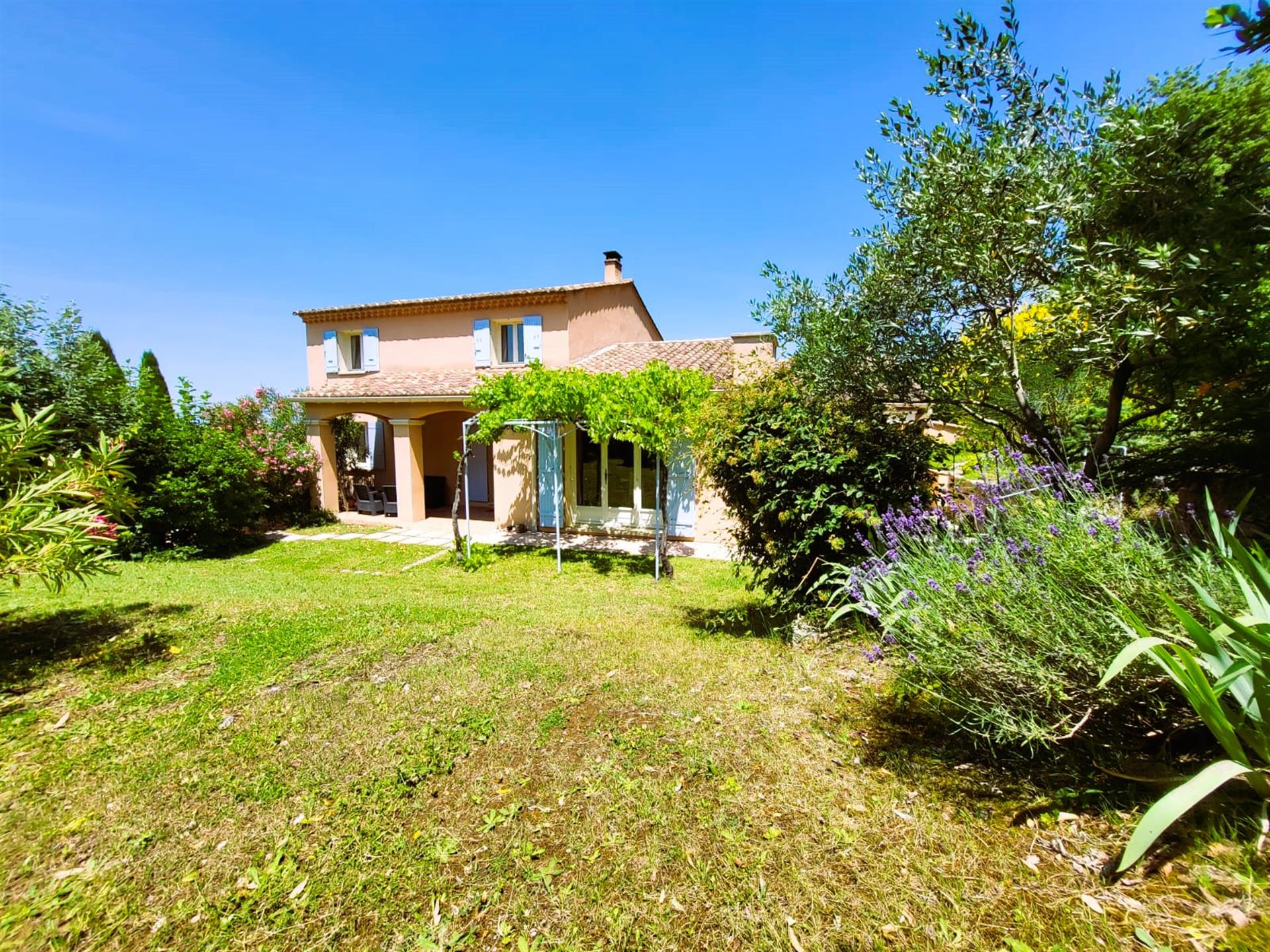 Provençal villa at the foot of the Ventoux
