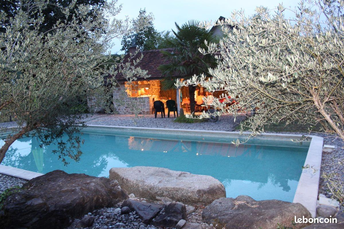 11-room house with swimming pool and private access to the Dordogne