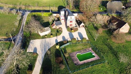 Ensemble immobilier avec piscine proche de 3 plus beaux villages de France