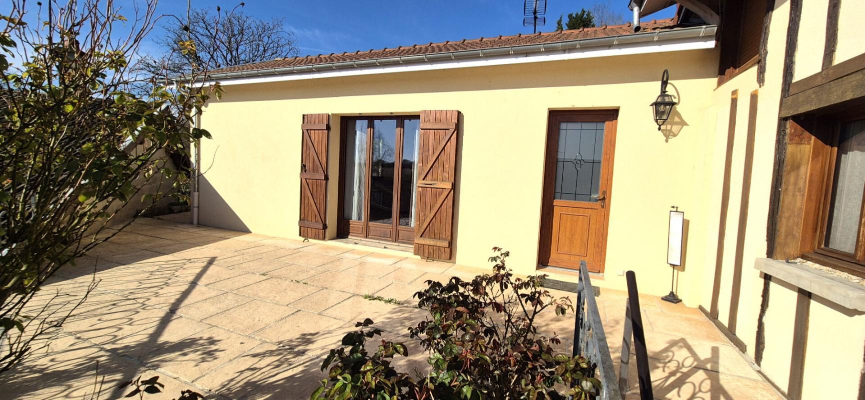 Belle Maison Individuelle, de Charme ou de Caractère de 67 m² Rénovée avec Terrasses, Cour, Dépendan