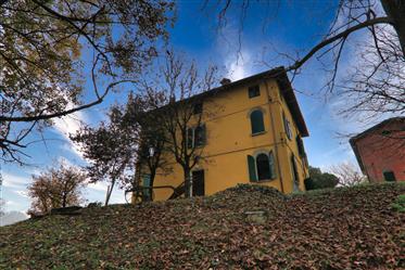Castelvetro, ein Bauernhaus, das die Sinne kitzelt