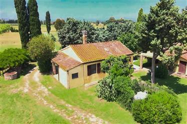Castagneto Carducci, 2 Bauernhäuser auf dem Land für Ihren Kurzurlaub in der Toskana