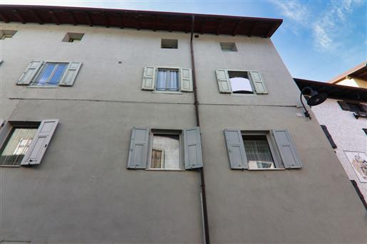 Caldonazzo, le centre historique, dans un appartement rénové de trois pièces