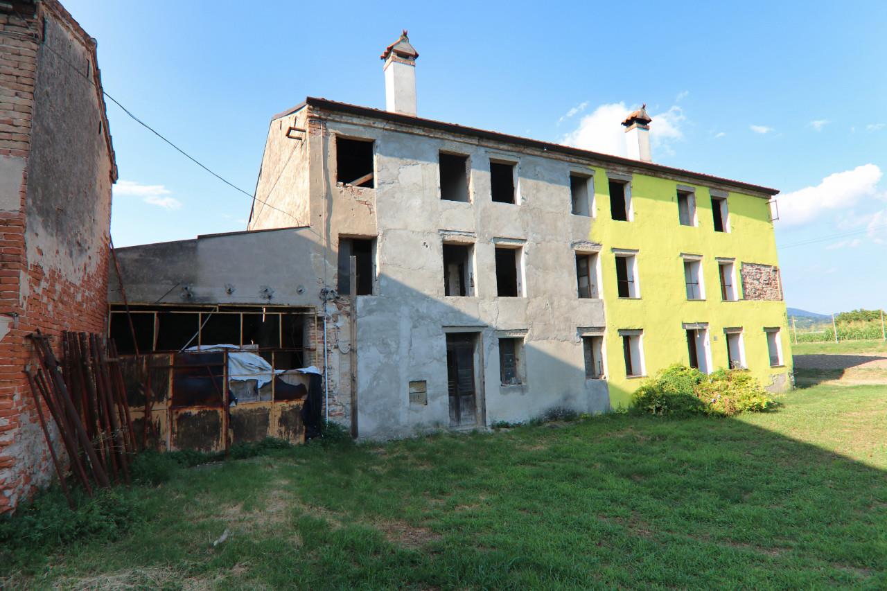 Lozzo Atestino, farmhouse, land and stable. The perfect agriturismoLozzo Atestino, farmhouse, land a