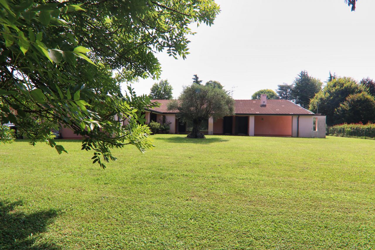 Campodarsego, villa portico and garden