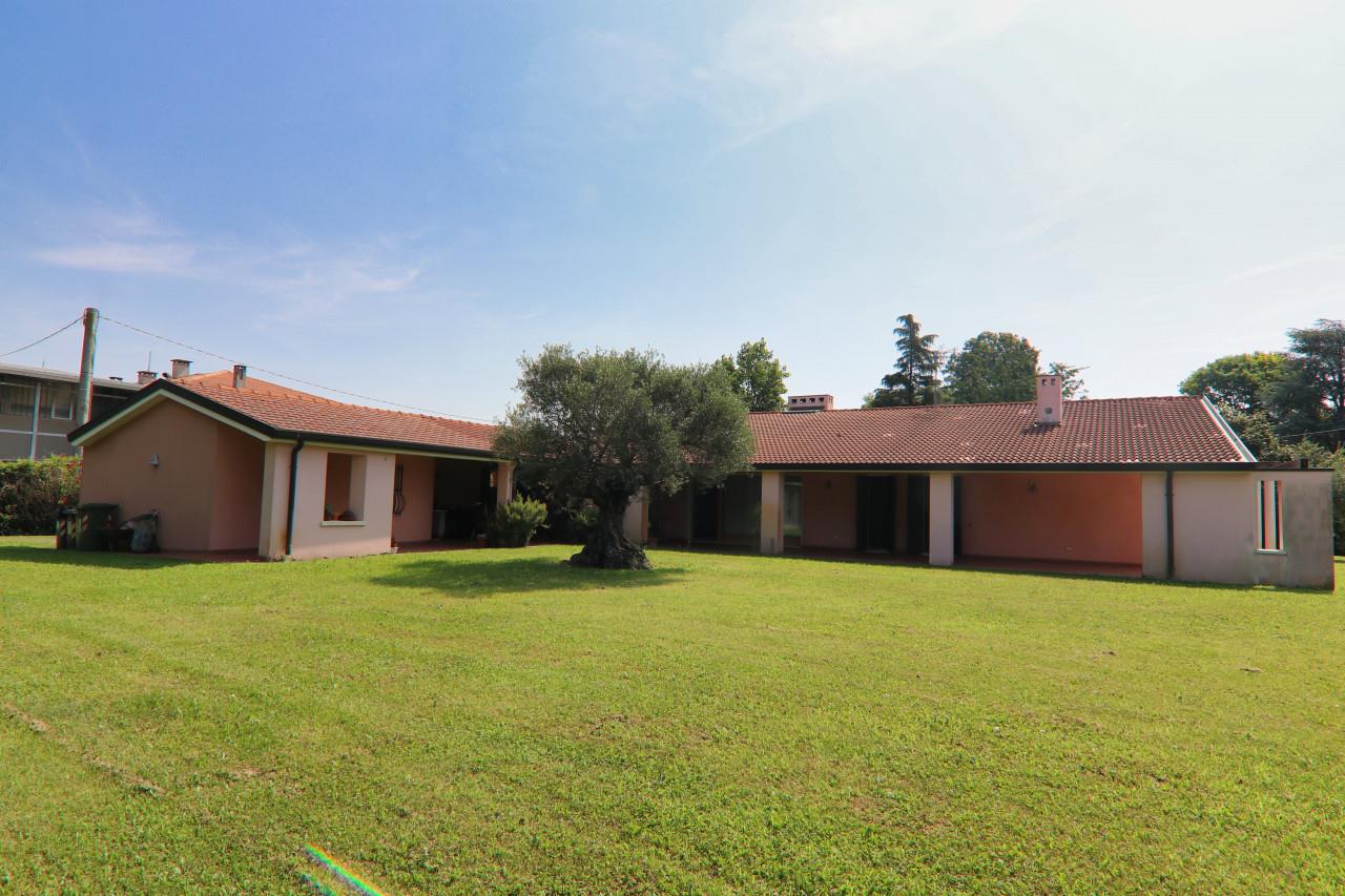 Campodarsego, villa portico and garden