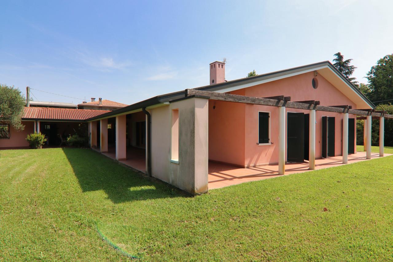Campodarsego, villa portico and garden