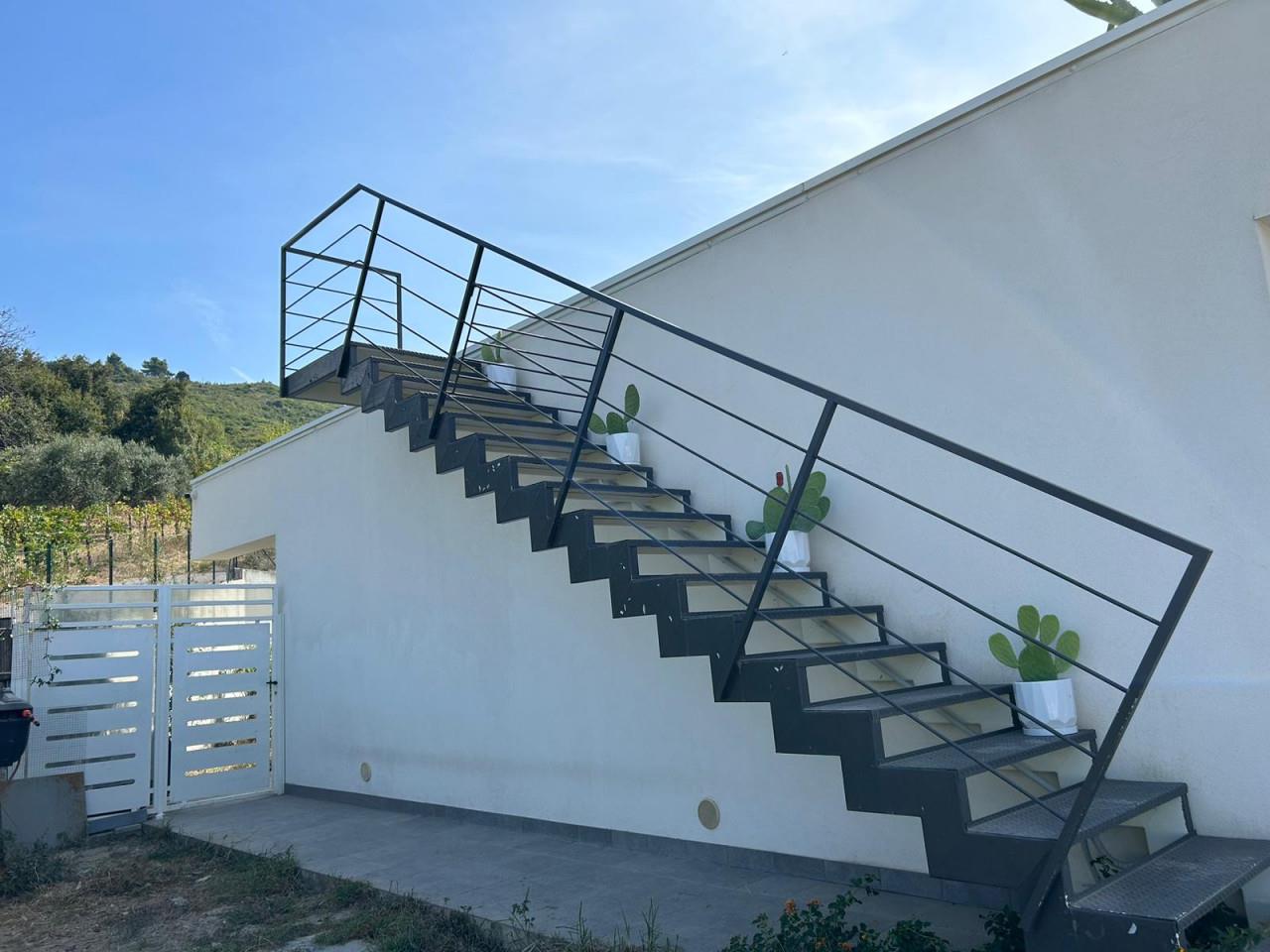 Agropoli, the sea, tranquility and privacy in the modern terraced villa