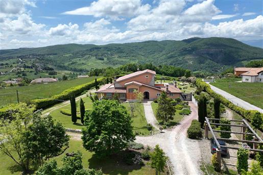  Oratino, grote ruimtes in een villa op de heuvels van Molise 