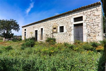Scicli, Bauernhaus aus Stein mit Grundstück