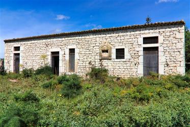 Scicli, Bauernhaus aus Stein mit Grundstück