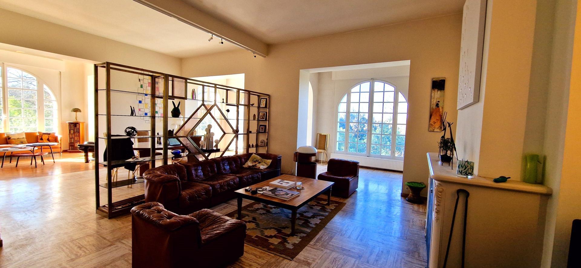 Purchase: Luxury property (84800)