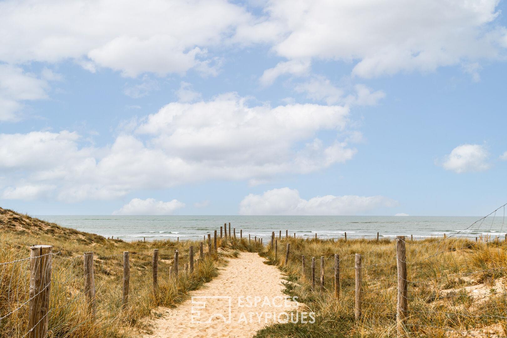 Contemporaine aux lignes furtives et son écrin de verdure proche des plages