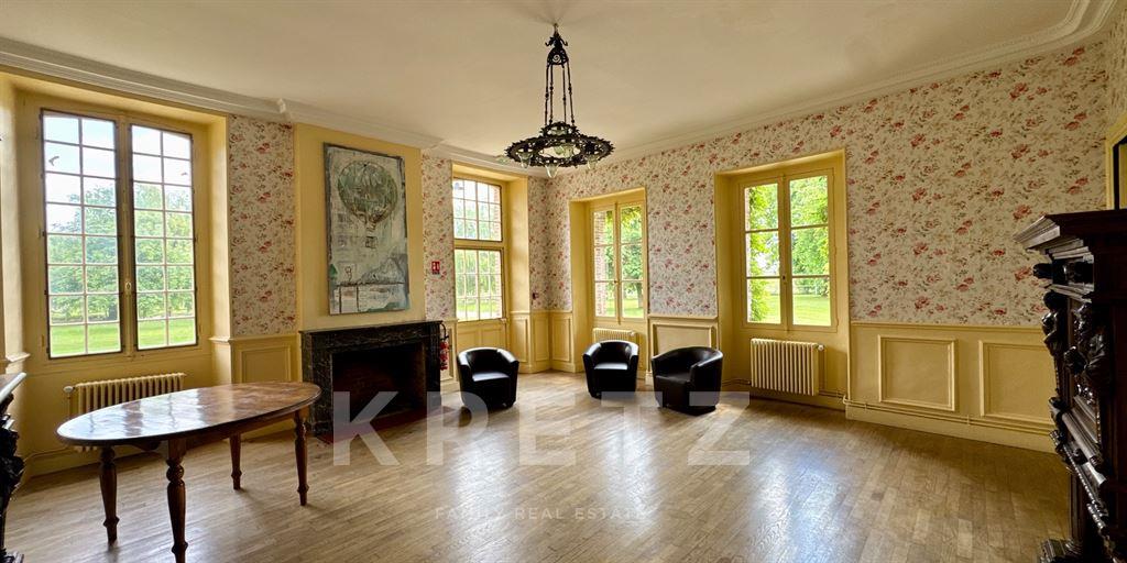 Eighteenth-century castle with 323 ha