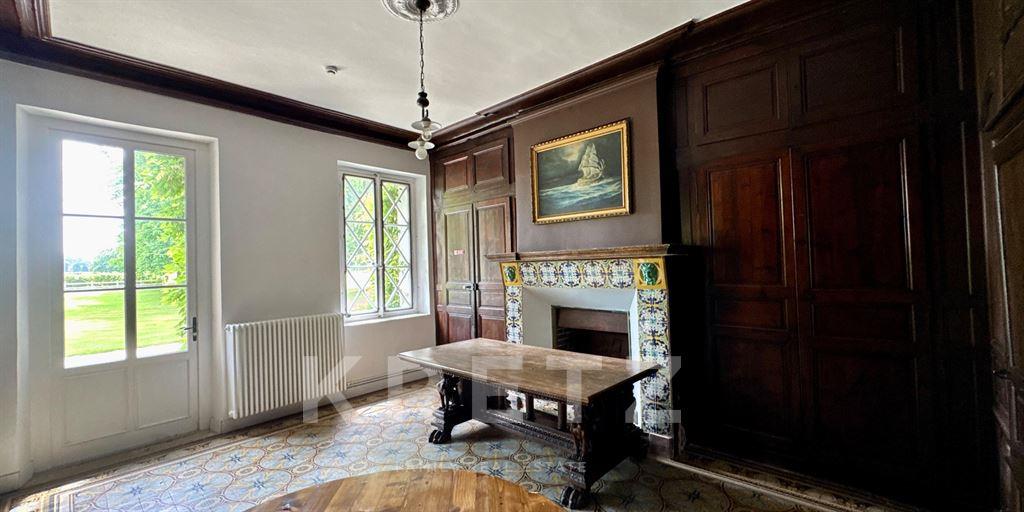 Eighteenth-century castle with 323 ha