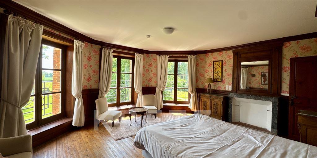 Eighteenth-century castle with 323 ha