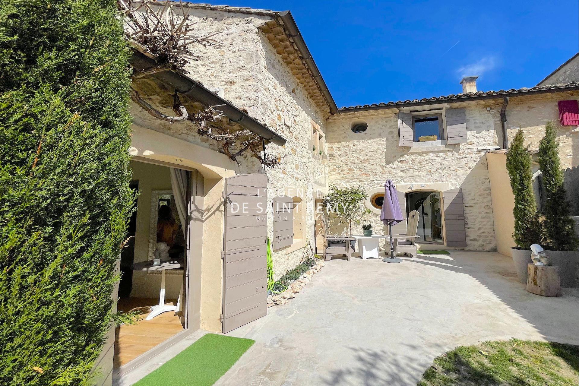 Magnificent stone hamlet house facing the Alpilles