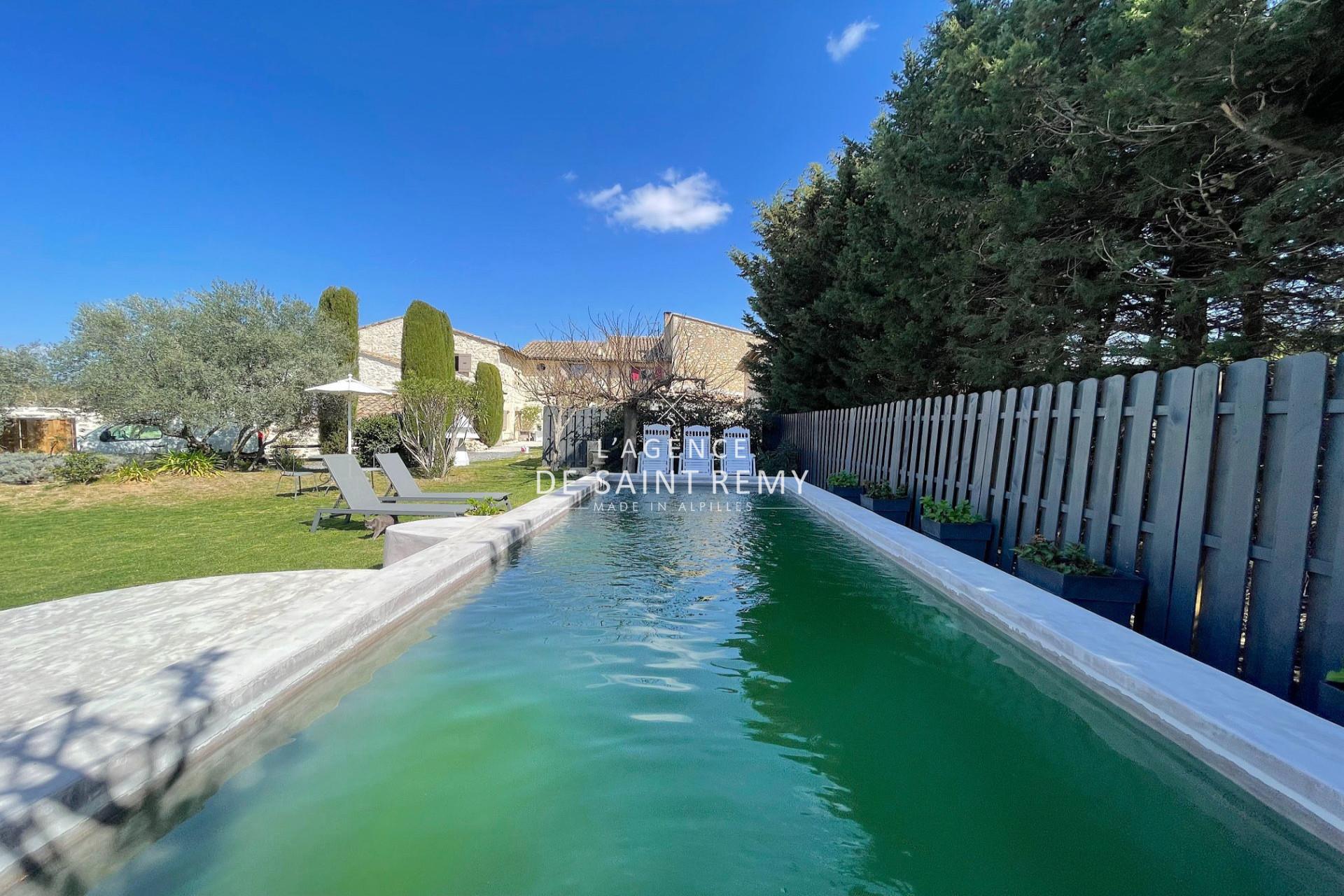 Magnificent stone hamlet house facing the Alpilles