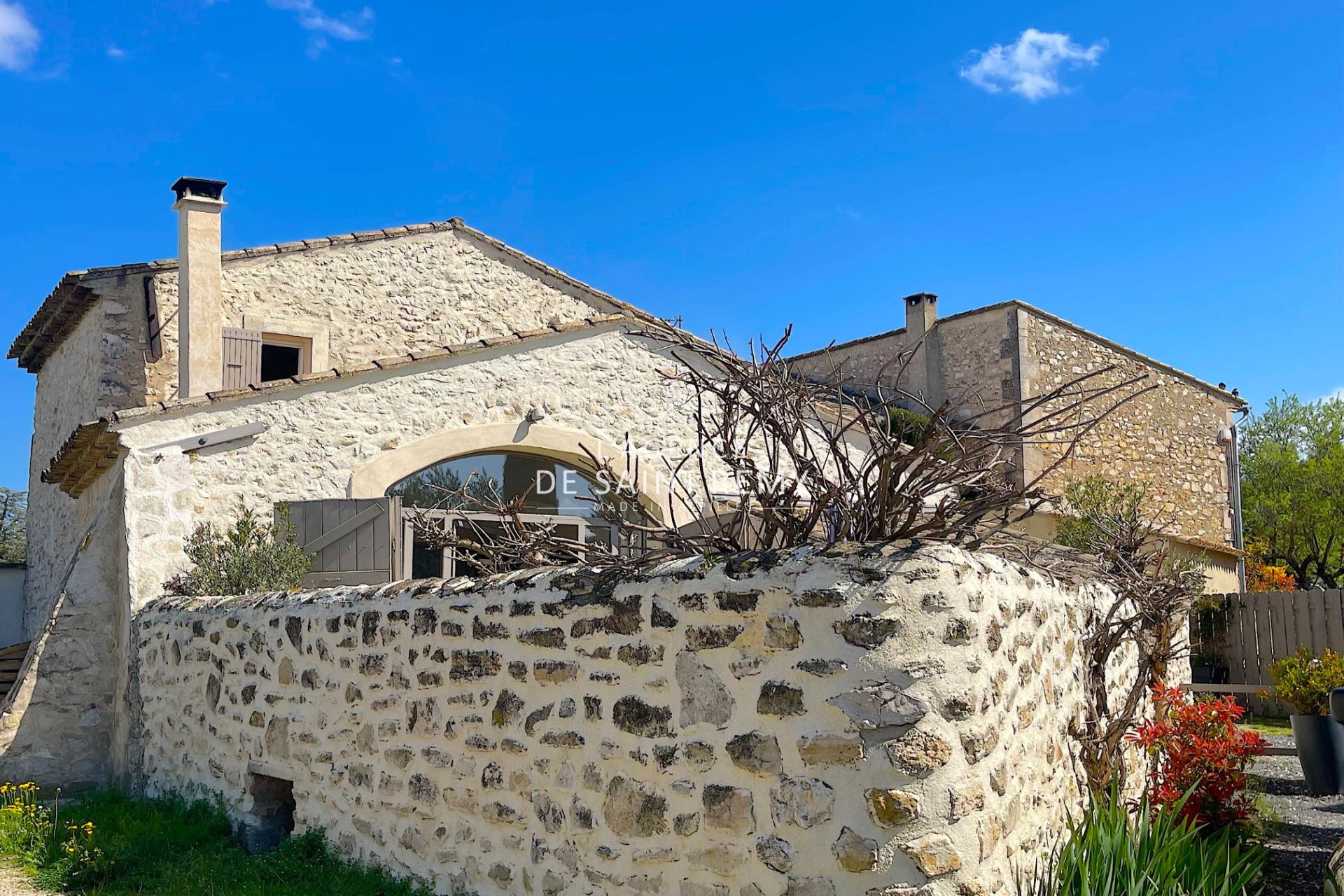 Magnificent stone hamlet house facing the Alpilles