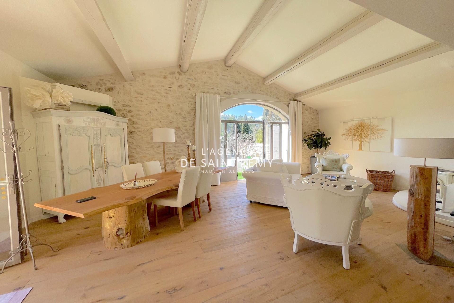 Magnificent stone hamlet house facing the Alpilles