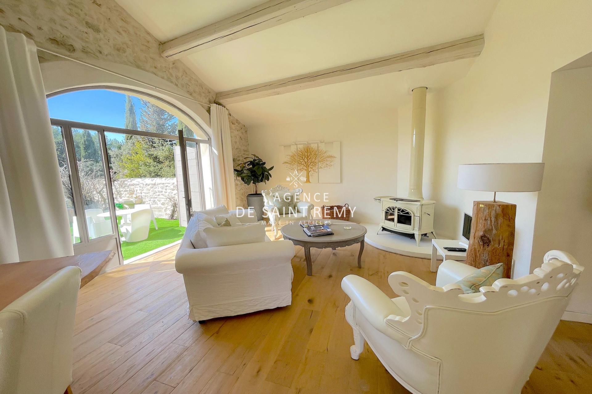 Magnificent stone hamlet house facing the Alpilles
