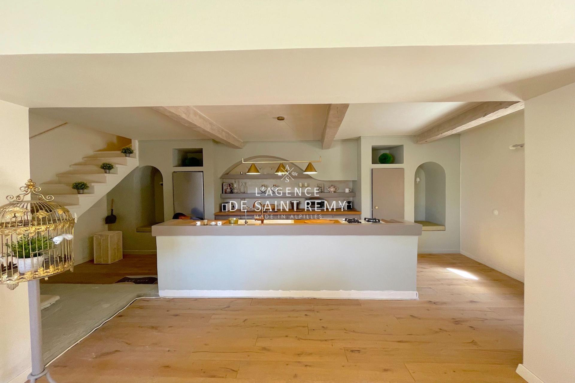 Magnificent stone hamlet house facing the Alpilles