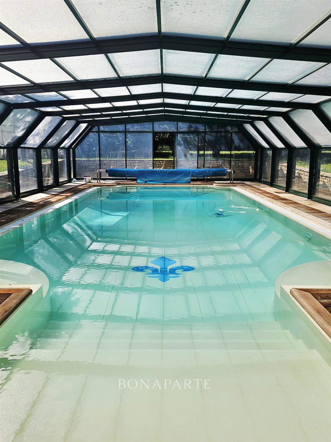 Property with swimming pool/ tennis/ 8 minutes from the beach