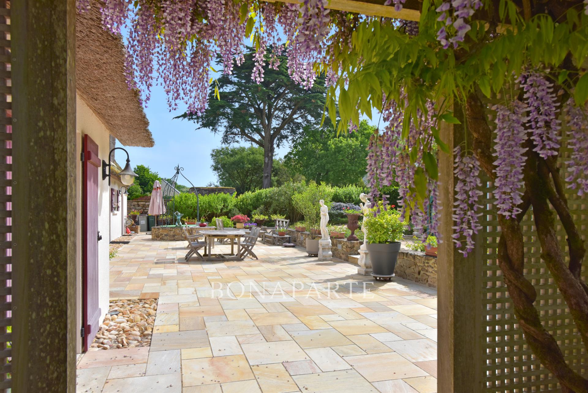 Property with swimming pool/ tennis/ 8 minutes from the beach