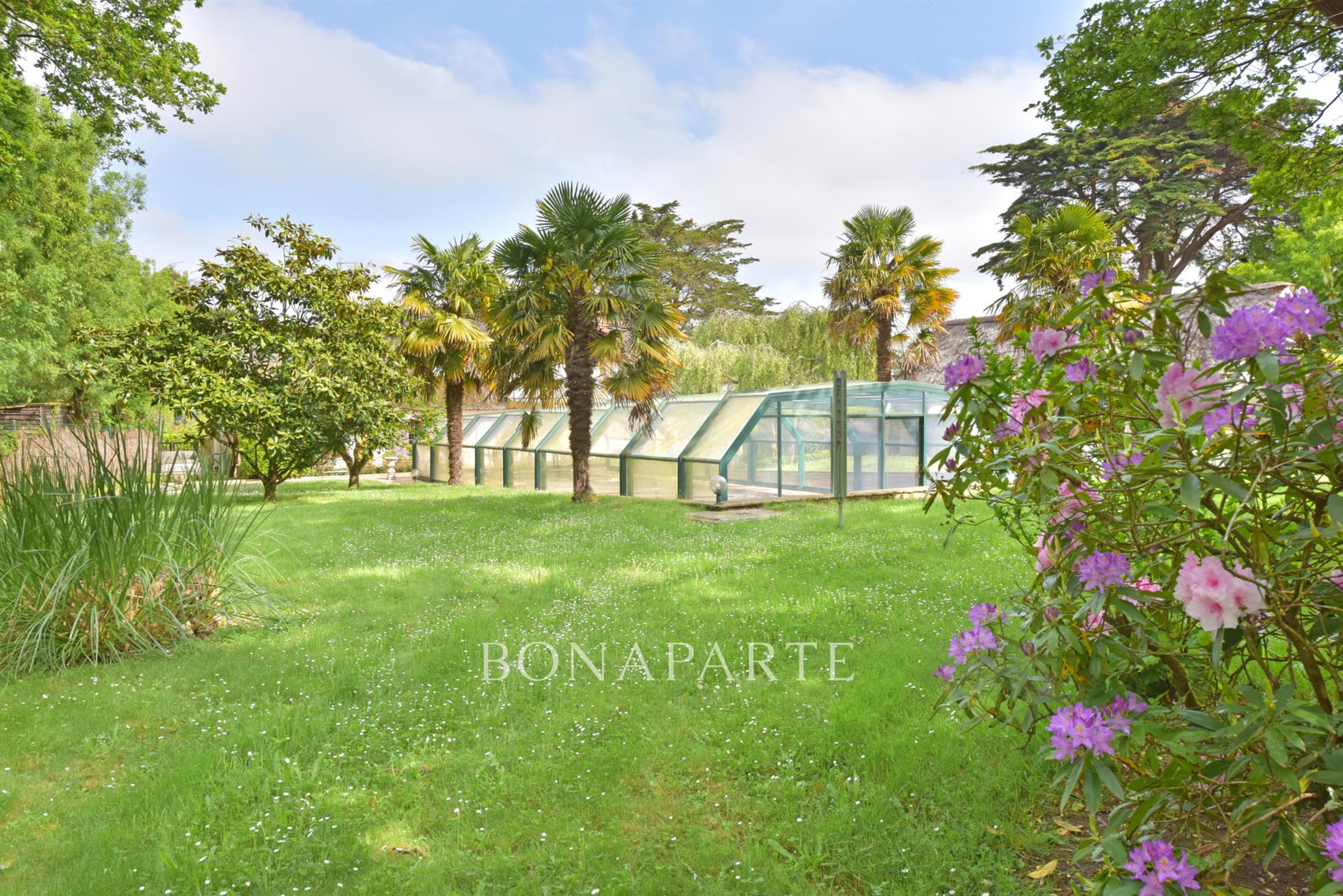 Property with swimming pool/ tennis/ 8 minutes from the beach