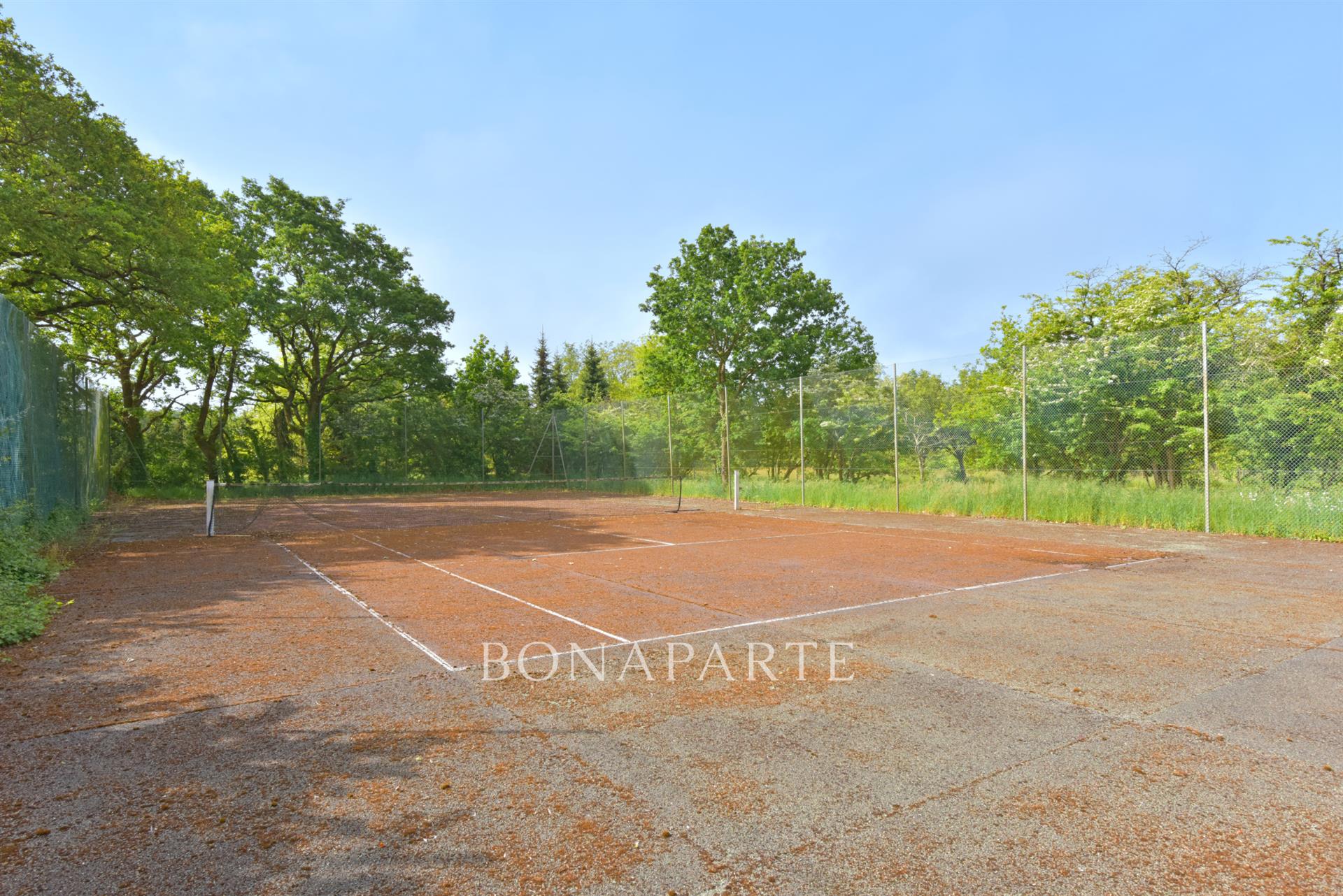 Property with swimming pool/ tennis/ 8 minutes from the beach